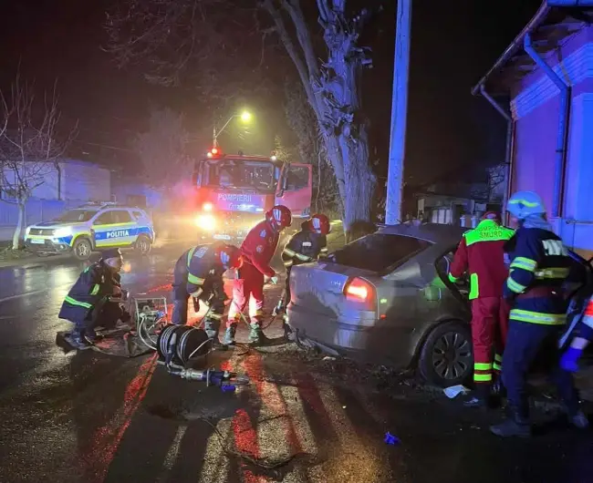 Foto Accident mortal, la Corabia. Un tânăr de 18 ani şi-a pierdut viaţa, iar alte patru victime rănite grav