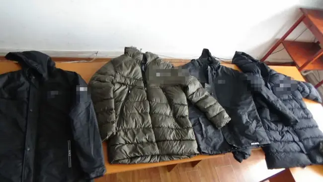 Foto VIDEO. Articole vestimentare contrafăcute descoperite în târgul din Osica de Sus