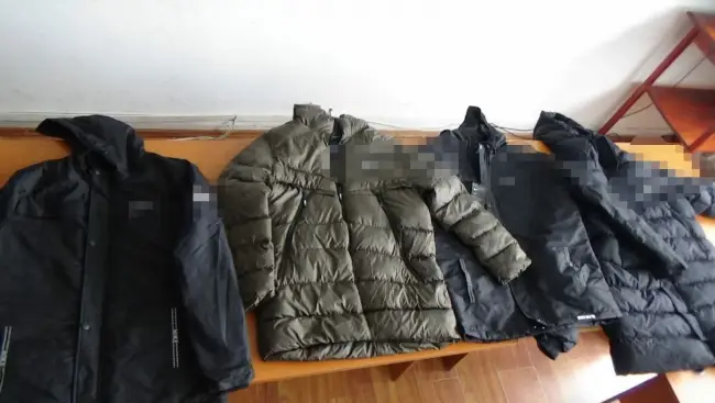 Foto VIDEO. Articole vestimentare contrafăcute descoperite în târgul din Osica de Sus