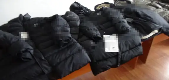 Foto VIDEO. Articole vestimentare contrafăcute descoperite în târgul din Osica de Sus