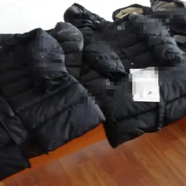 Foto VIDEO. Articole vestimentare contrafăcute descoperite în târgul din Osica de Sus