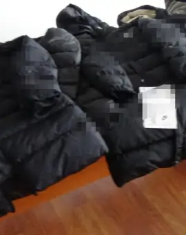 Foto VIDEO. Articole vestimentare contrafăcute descoperite în târgul din Osica de Sus