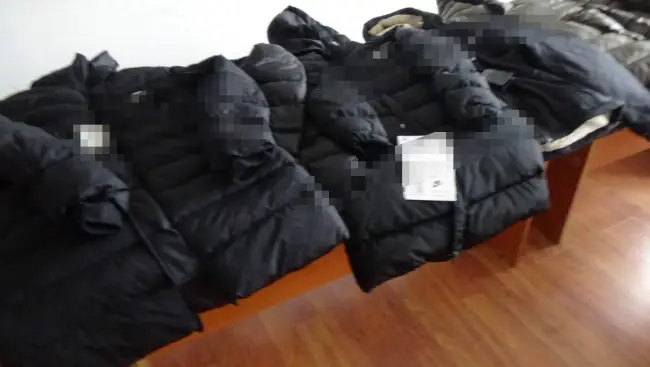 Foto VIDEO. Articole vestimentare contrafăcute descoperite în târgul din Osica de Sus