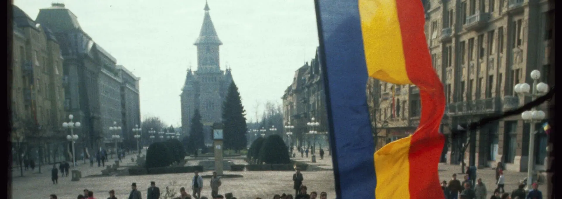 Foto Ordinul criminal refuzat de parașutiștii din Caracal la Revoluție: „Au fost trimiși să tragă, dar au fraternizat cu oamenii”. Mărturii despre eroii neștiuți