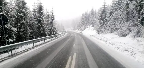 Foto Zonele din România unde deja ninge în Ajunul Crăciunului. Cod galben pentru jumătate de țară