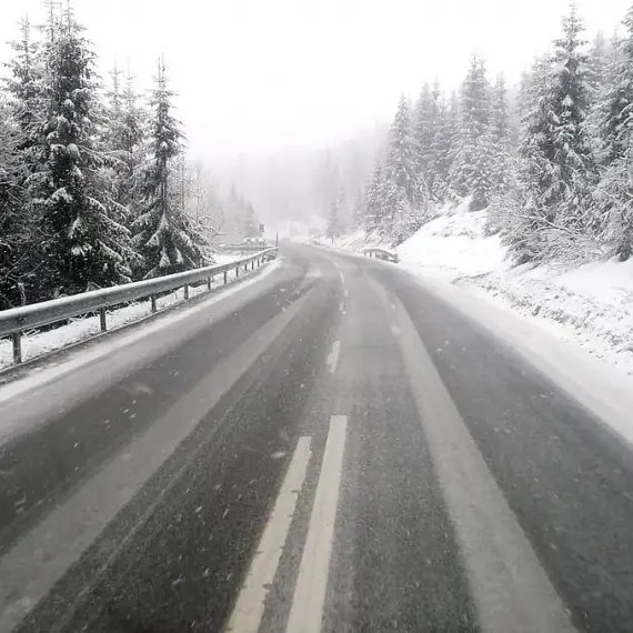 Foto Zonele din România unde deja ninge în Ajunul Crăciunului. Cod galben pentru jumătate de țară