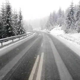 Foto Zonele din România unde deja ninge în Ajunul Crăciunului. Cod galben pentru jumătate de țară