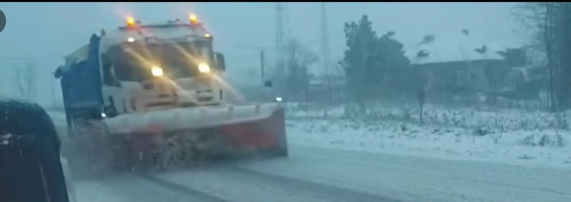 Foto Cod galben de ninsori și vânt puternic: Drumarii intervin cu dificultate în zonele montane din cauza viscolului