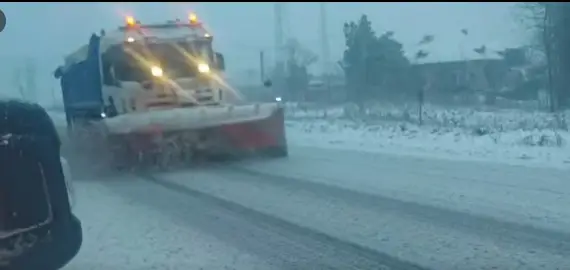 Foto Cod galben de ninsori și vânt puternic: Drumarii intervin cu dificultate în zonele montane din cauza viscolului