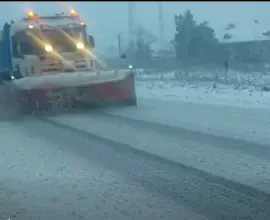 Foto Cod galben de ninsori și vânt puternic: Drumarii intervin cu dificultate în zonele montane din cauza viscolului