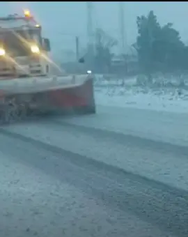 Foto Cod galben de ninsori și vânt puternic: Drumarii intervin cu dificultate în zonele montane din cauza viscolului