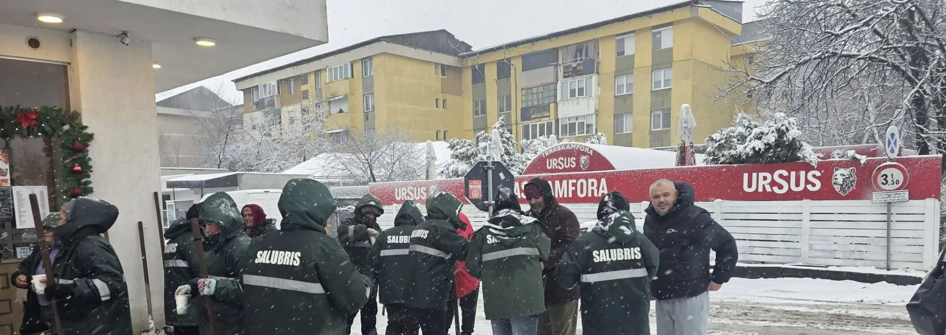 Foto Gest de omenie în ziua de Crăciun, în Balș: Primarul Cătălin Rotea, alături de oamenii care au curățat orașul de zăpadă