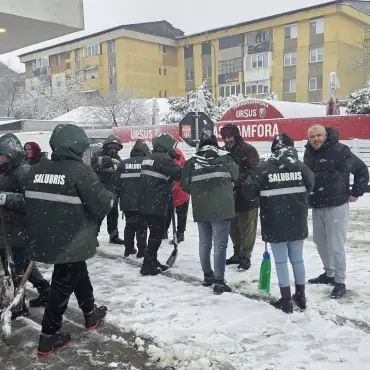 Foto Gest de omenie în ziua de Crăciun, în Balș: Primarul Cătălin Rotea, alături de oamenii care au curățat orașul de zăpadă