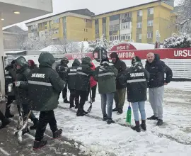 Foto Gest de omenie în ziua de Crăciun, în Balș: Primarul Cătălin Rotea, alături de oamenii care au curățat orașul de zăpadă