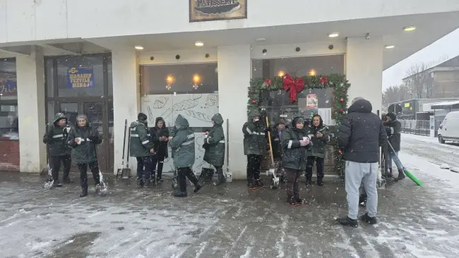 Foto Gest de omenie în ziua de Crăciun, în Balș: Primarul Cătălin Rotea, alături de oamenii care au curățat orașul de zăpadă