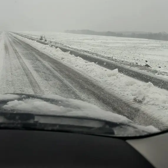Foto Circulaţie în condiţii de iarnă pe drumurile din Olt. Ce recomandă poliţiştii