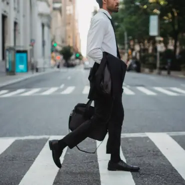 Foto Nu o să-ți vină să crezi ce piesă vestimentară îi face pe bărbați să arate mai bine instant - Află mai multe din acest articol