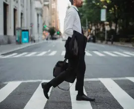 Foto Nu o să-ți vină să crezi ce piesă vestimentară îi face pe bărbați să arate mai bine instant - Află mai multe din acest articol