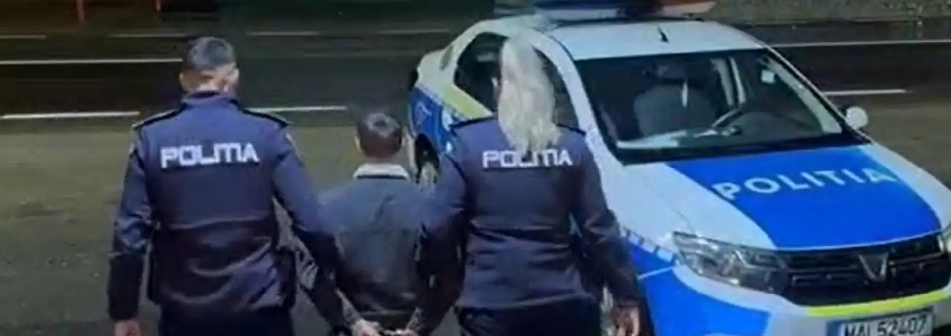 Foto Un tânăr din Pleşoiu, reţinut de poliţişti după ce şi-a bătut mama (VIDEO)
