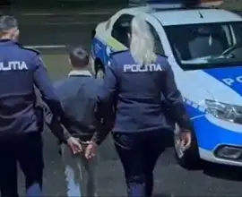 Foto Un tânăr din Pleşoiu, reţinut de poliţişti după ce şi-a bătut mama (VIDEO)
