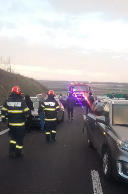 Foto Accident pe DEx 12, în Olt. Zece autoturisme implicate în eveniment. Plan Roşu de intervenţie