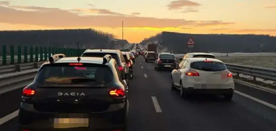 Foto Accident pe DEx 12, în Olt. Zece autoturisme implicate în eveniment. Plan Roşu de intervenţie