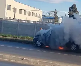 Foto Un autoturism a luat foc, pe strada Cireașov din Slatina
