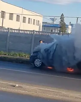 Foto Un autoturism a luat foc, pe strada Cireașov din Slatina