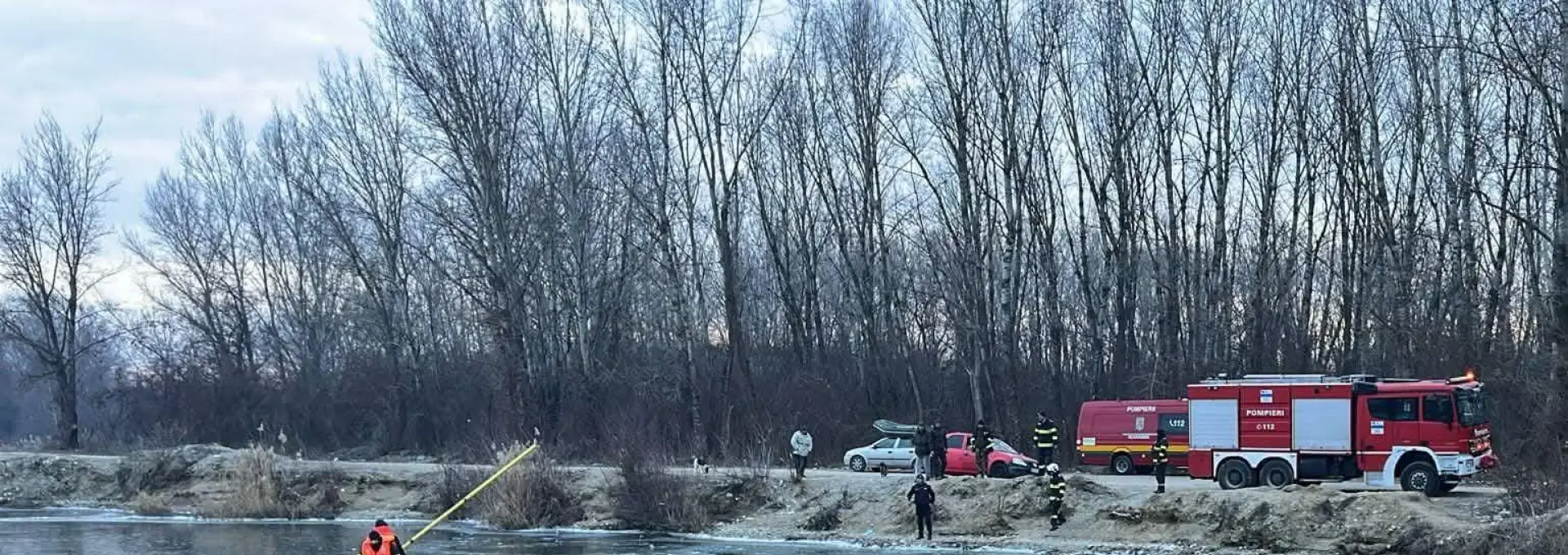 Foto VIDEO. Doi bărbaţi au căzut în Olt, la Dobroteasa. Unul dintre ei a fost scos inconştient