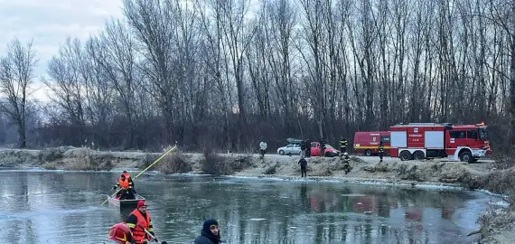 Foto VIDEO. Doi bărbaţi au căzut în Olt, la Dobroteasa. Unul dintre ei a fost scos inconştient