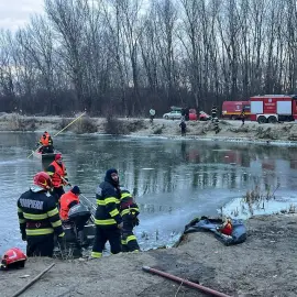 Foto VIDEO. Doi bărbaţi au căzut în Olt, la Dobroteasa. Unul dintre ei a fost scos inconştient