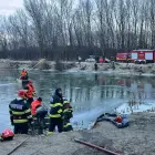 Foto VIDEO. Doi bărbaţi au căzut în Olt, la Dobroteasa. Unul dintre ei a fost scos inconştient