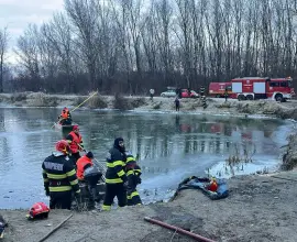 Foto VIDEO. Doi bărbaţi au căzut în Olt, la Dobroteasa. Unul dintre ei a fost scos inconştient