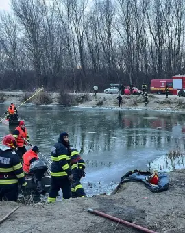 Foto VIDEO. Doi bărbaţi au căzut în Olt, la Dobroteasa. Unul dintre ei a fost scos inconştient