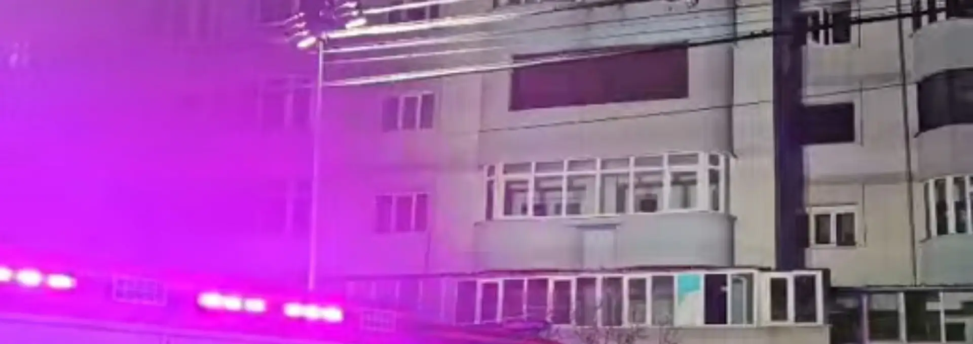 Foto Noapte de coșmar pe Bulevardul A.I. Cuza din Slatina. Zeci de locatari evacuați și salvări spectaculoase de la etaj din cauza unei lumânări