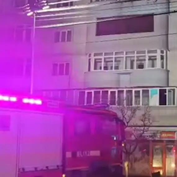 Foto Noapte de coșmar pe Bulevardul A.I. Cuza din Slatina. Zeci de locatari evacuați și salvări spectaculoase de la etaj din cauza unei lumânări
