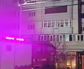 Foto Noapte de coșmar pe Bulevardul A.I. Cuza din Slatina. Zeci de locatari evacuați și salvări spectaculoase de la etaj din cauza unei lumânări