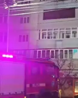 Foto Noapte de coșmar pe Bulevardul A.I. Cuza din Slatina. Zeci de locatari evacuați și salvări spectaculoase de la etaj din cauza unei lumânări