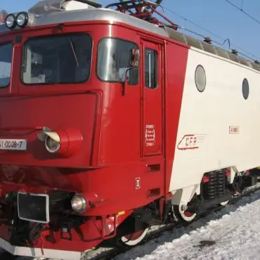 Foto Haos pe calea ferată în Olt. Trafic blocat total între Drăgănești și Fărcașele din cauza unui tren de marfă defect