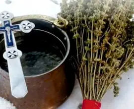 Foto Boboteaza, ziua când a fost botezat Iisus în apa Iordanului. De ce aruncă pretul crucea în apă