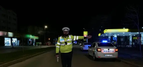 Foto Poliţiştii olteni au reţinut 20 de permise, în minivacanţa de Revelion. Un şofer de 71 de ani, depistat băut bine