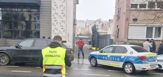 Foto Doi bărbaţi au murit după ce au căzut de pe un bloc cu zece etaje