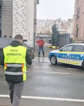 Foto Doi bărbaţi au murit după ce au căzut de pe un bloc cu zece etaje
