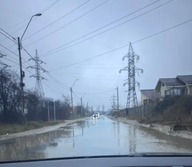 Foto Strada Agricultorului, cu asfaltarea căreia s-a lăudat De Mezzo, inundată la prima ploaie mai serioasă (VIDEO)