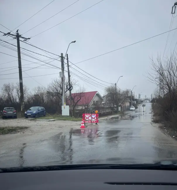 Foto Strada Agricultorului, cu asfaltarea căreia s-a lăudat De Mezzo, inundată la prima ploaie mai serioasă (VIDEO)