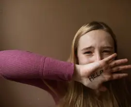 Foto Femeie vânată în trafic, scoasă din mașină și bătută cu bestialitate de fostul iubit. Pedeapsa decisă de Judecătoria Slatina