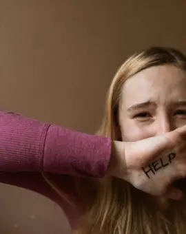 Foto Femeie vânată în trafic, scoasă din mașină și bătută cu bestialitate de fostul iubit. Pedeapsa decisă de Judecătoria Slatina