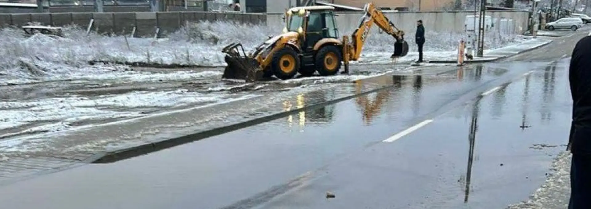 Foto Dezastrul continuă pe strada Agricultorului, pe care De Mezzo s-a lăudat că a asfaltat-o (FOTO&VIDEO)