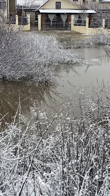 Foto Dezastrul continuă pe strada Agricultorului, pe care De Mezzo s-a lăudat că a asfaltat-o (FOTO&VIDEO)