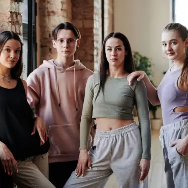 Foto Pantaloni de trening oversized: cum să îi integrezi în ținute moderne? 